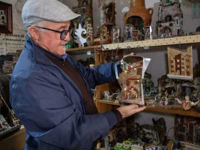 E accanto a uno scaffale troviamo Mino, che ripercorre con noi la sua storia